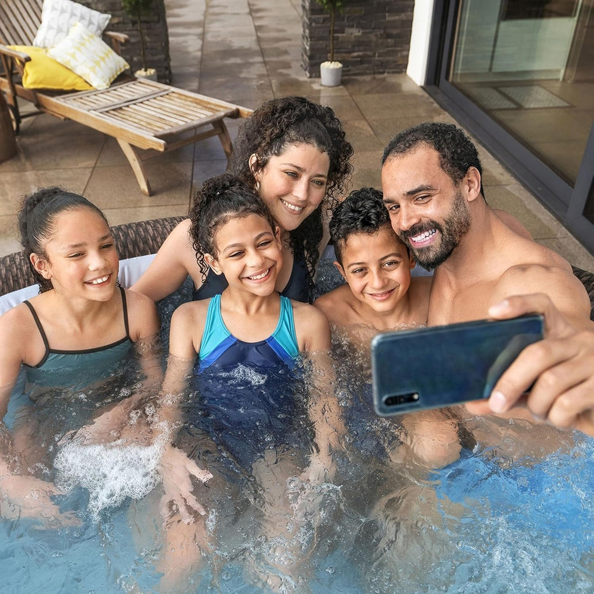 7 Person Round Inflatable Hot Tub 180 Jets Energy Efficient