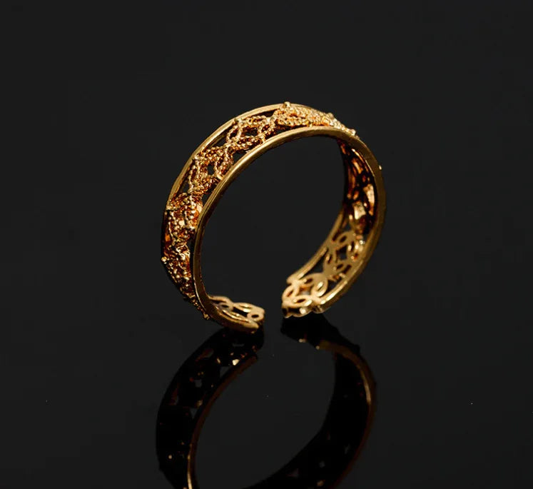 Hélodie Ring shows delicate gold band with adjustable feature on plain white surface