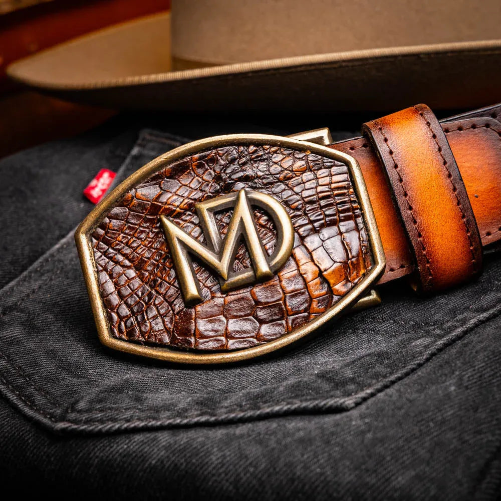 Casual outfit featuring the Montana Belt aged brown, paired with jeans and highlighting Western aesthetic.